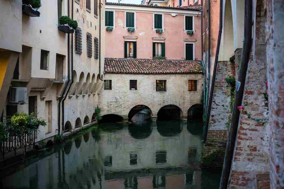 Città italiana bellissima con i canali come Venezia
