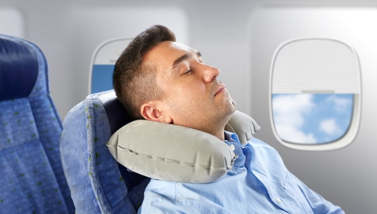 con questo metodo riuscirai a dormire in aereo e in treno
