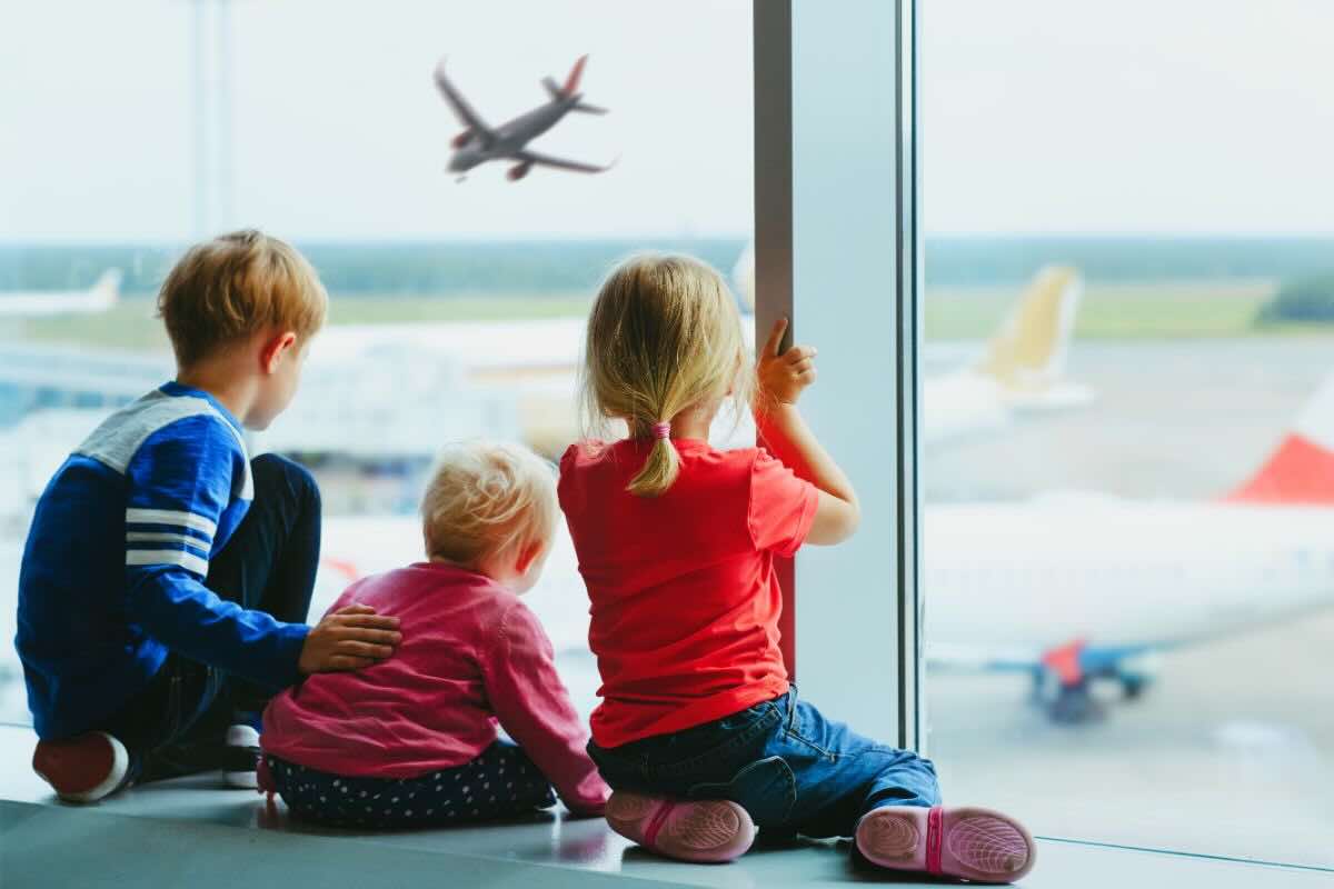 Aereo con un bambino: come organizzarsi