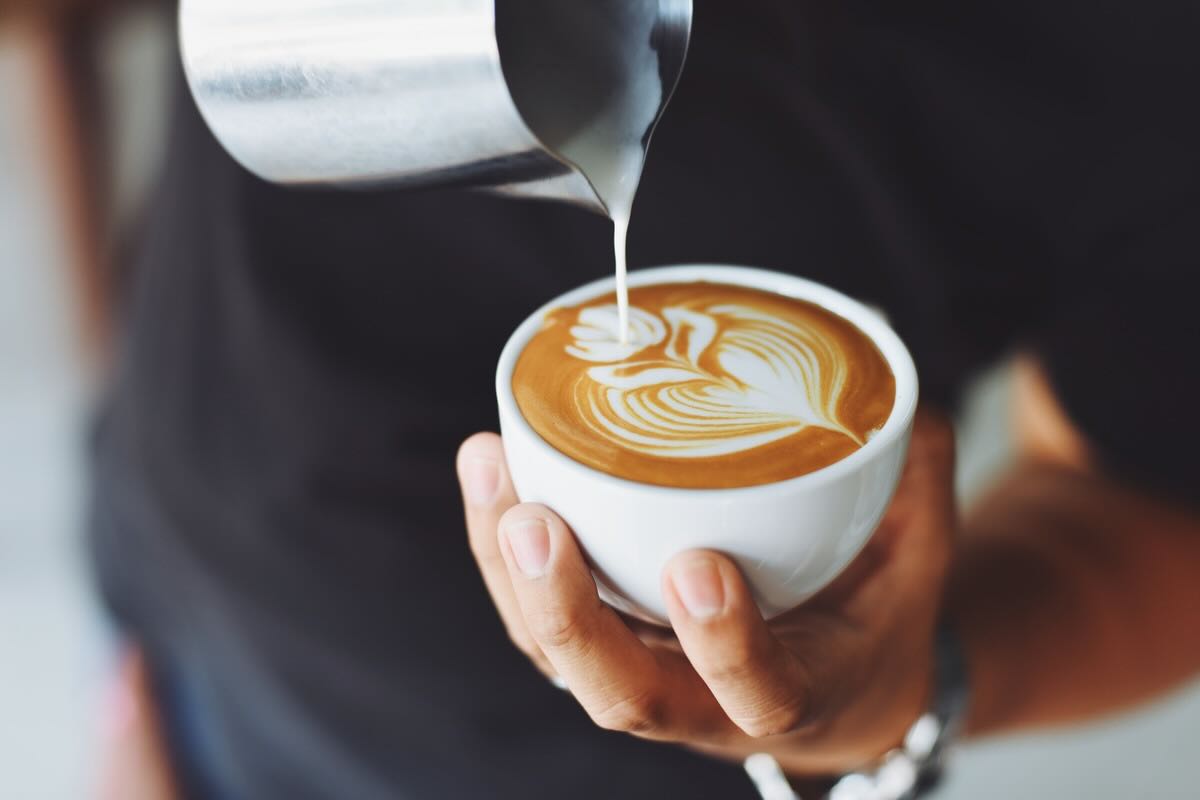 Latte nel caffè: perché evitare di farlo