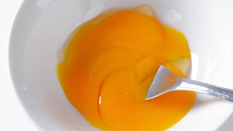 Come togliere la puzza uovo sui piatti