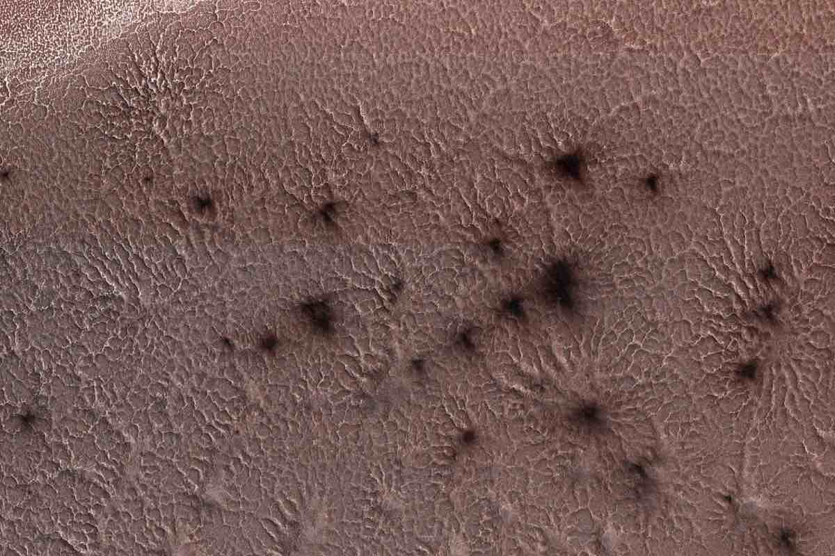 Strane macchie scure su Marte