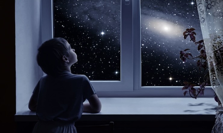 bambino che guarda il cielo stellato