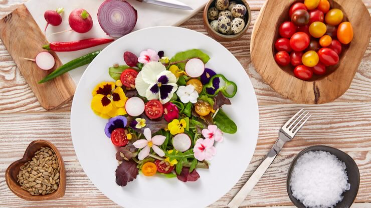 insalata con fiori eduli