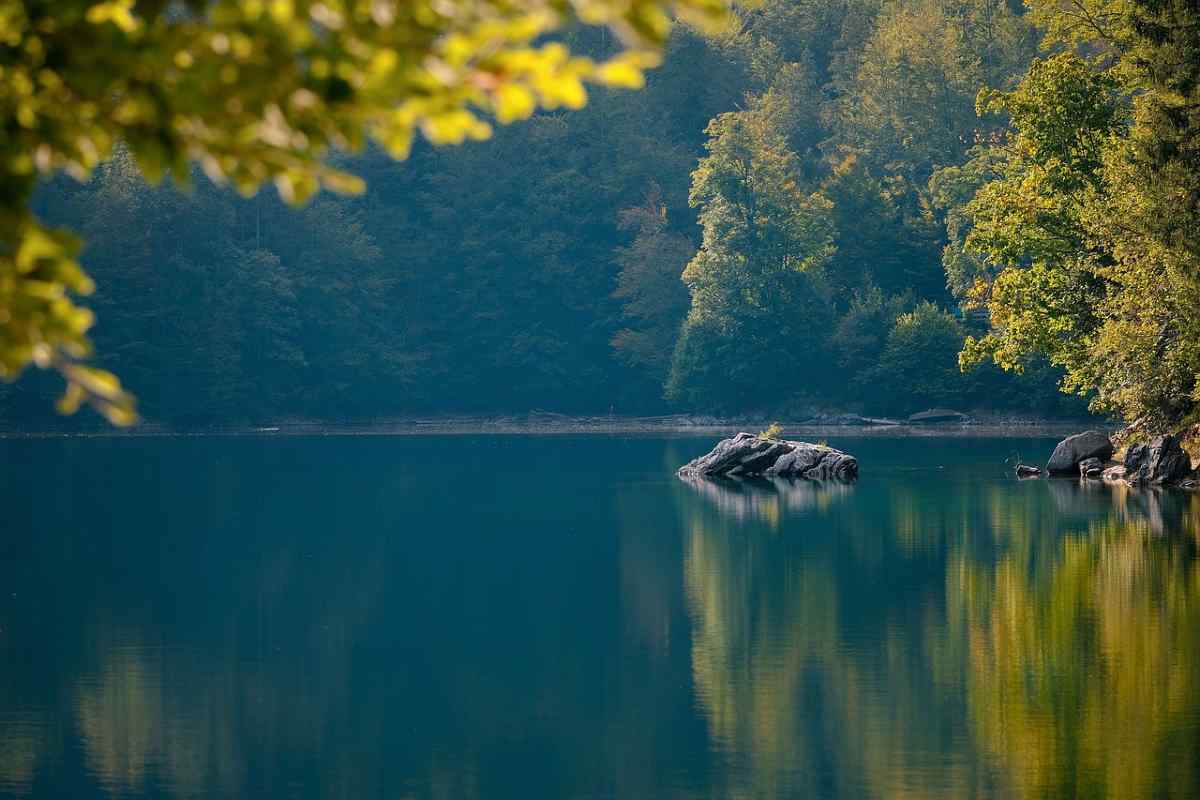 Lago che riflette