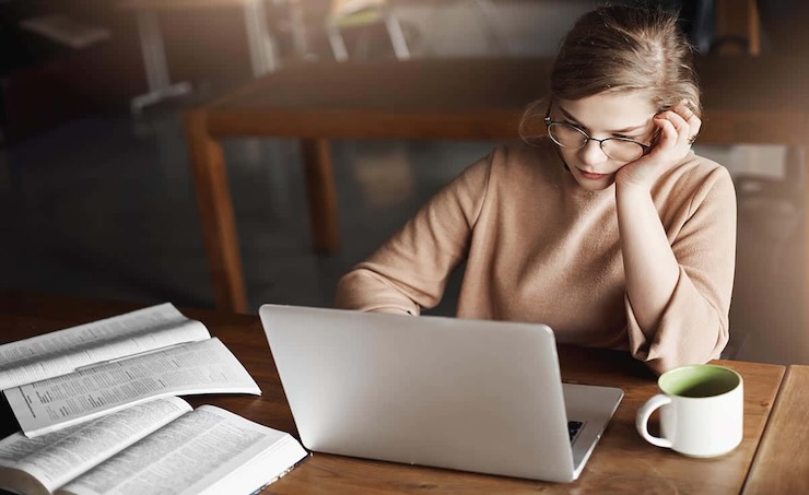 ragazza che lavora al pc