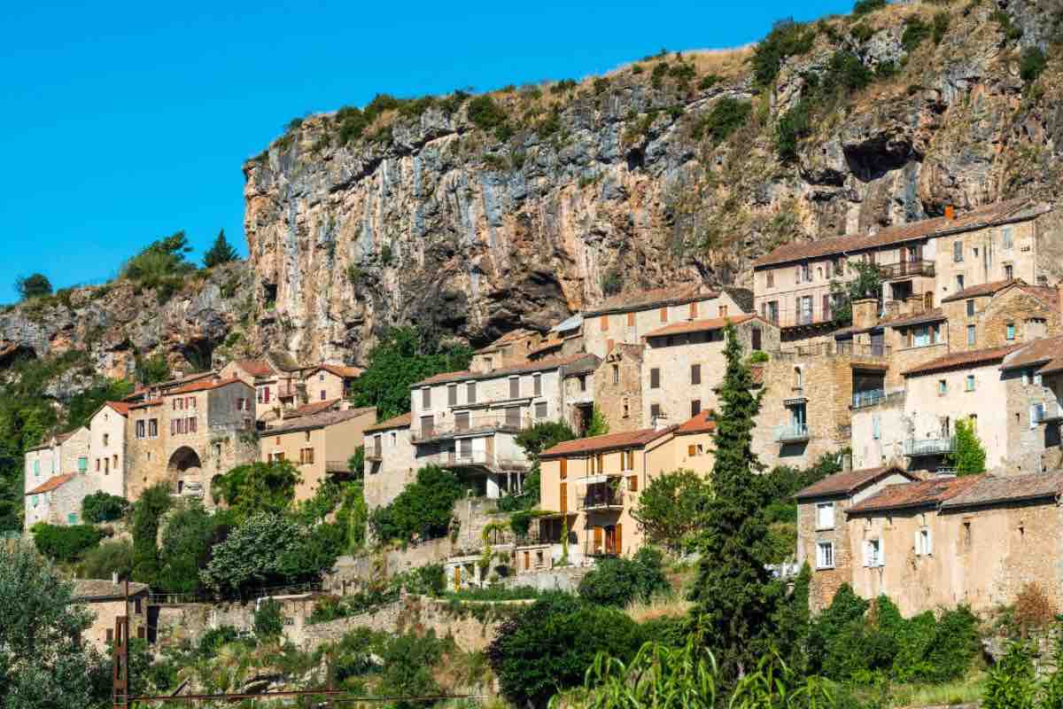 Bellissimo borgo tra le montagne