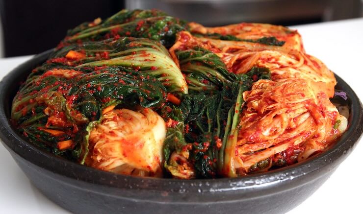 Kimchi in una ciotola nera