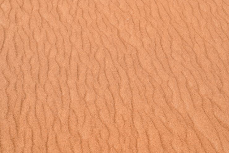 Perché la sabbia rossa del Sahara è magnetica