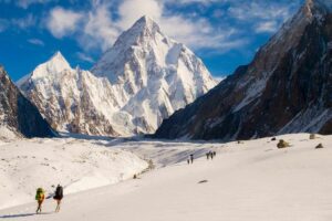 Persone che scalano il K2