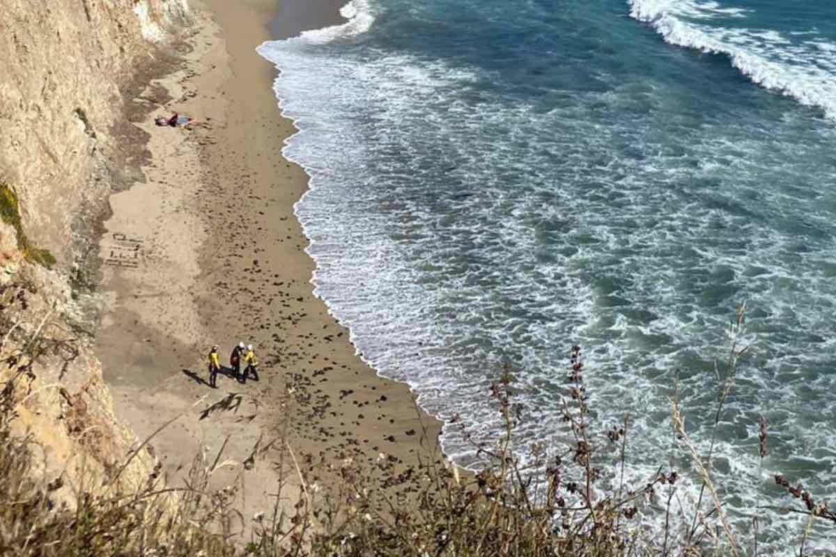 Uomo abbandonato isola deserta