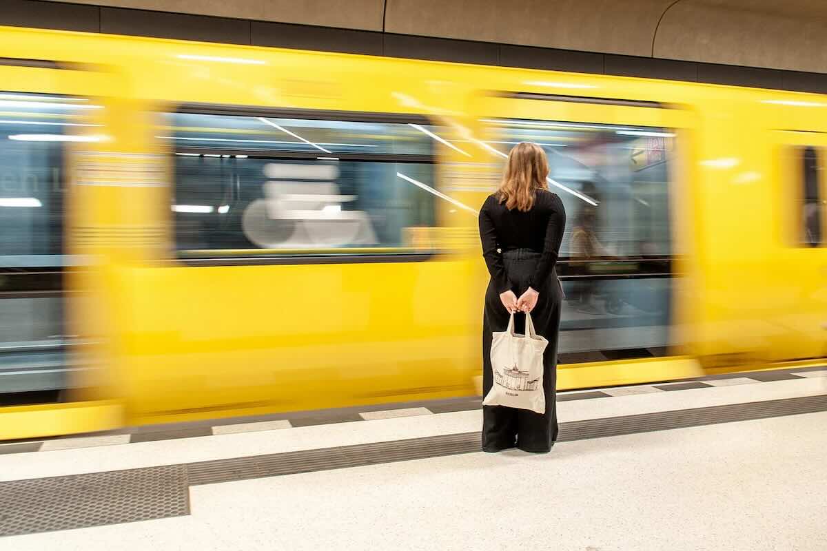 Donna che aspetta la metro