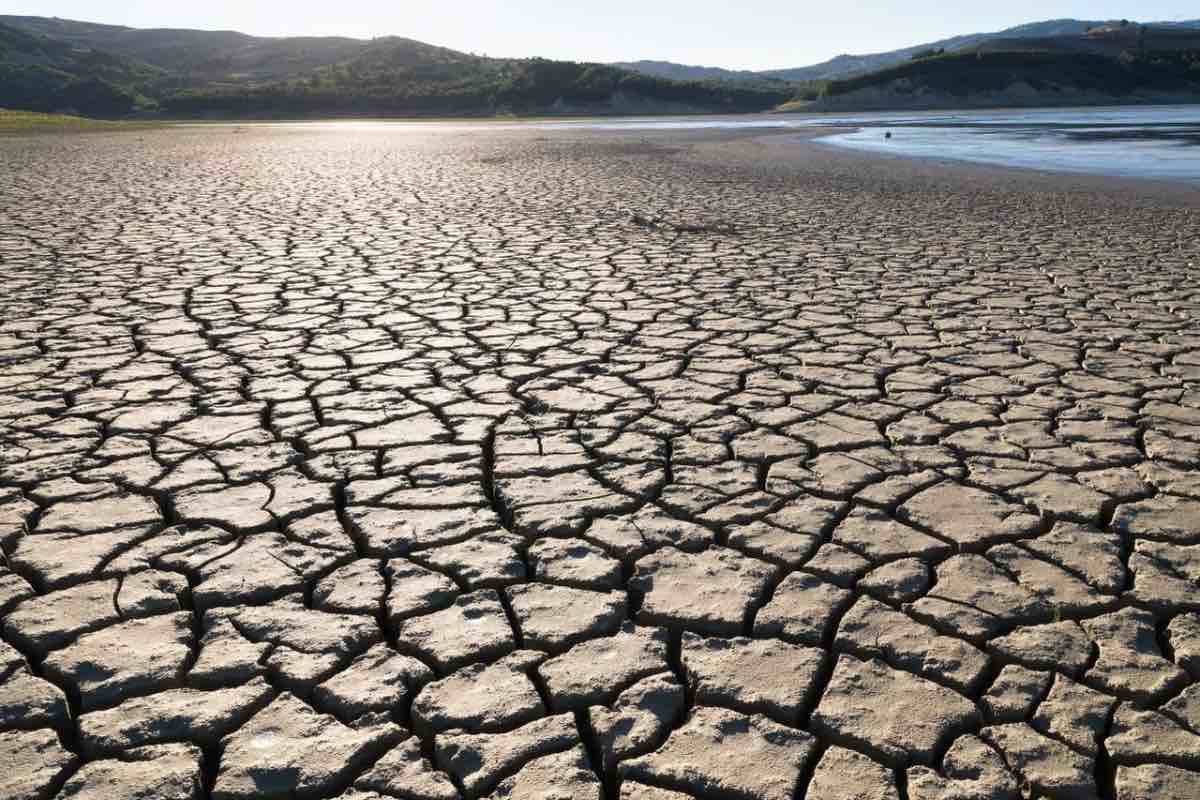 Lago prosciugato allarme siccità