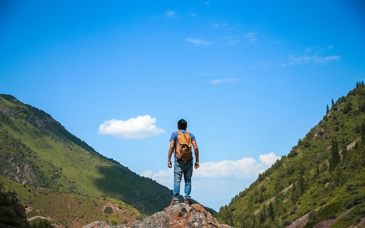 Ragazzo che ammira il paesaggio