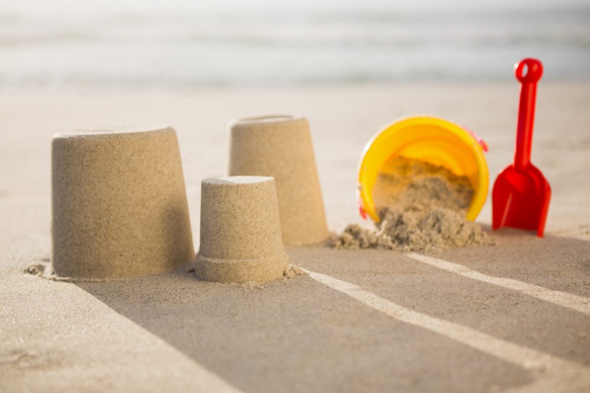 Scavare le buche in spiaggia