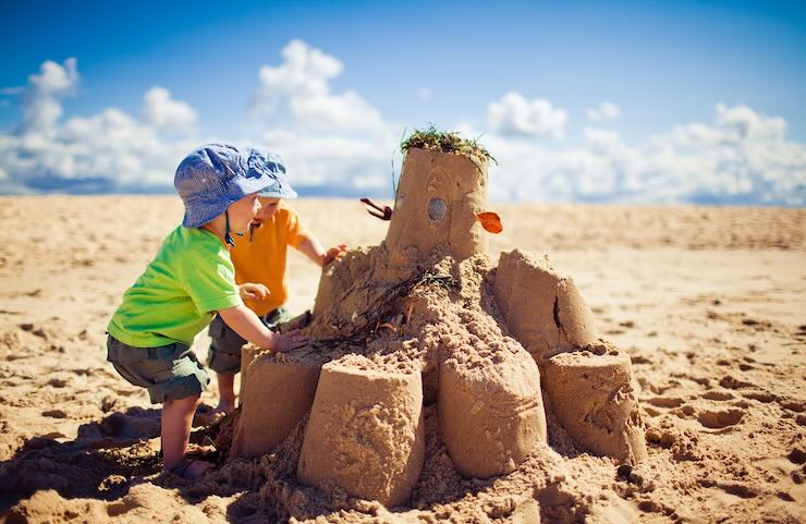 bambini che giocano con la sabbia