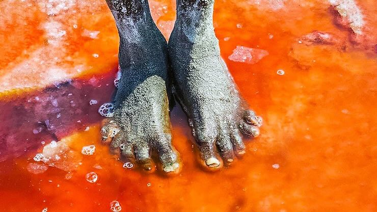 piedi di un africano dentro il lago di Natron