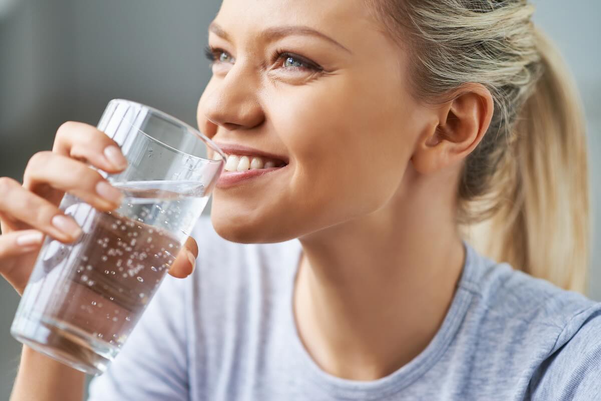 Ragazza che beve acqua 