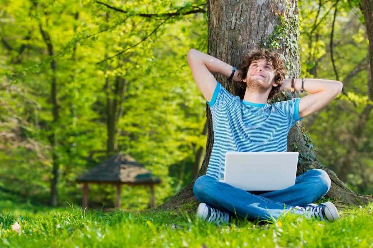 ragazzo che lavora nella natura