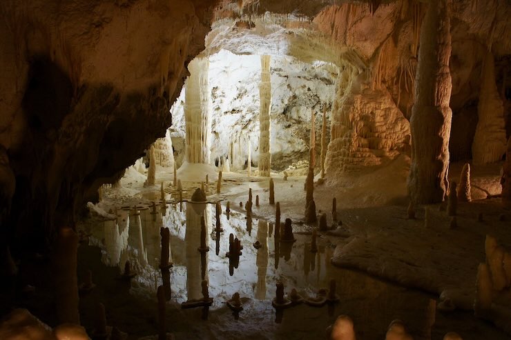 Grotte con stalattiti