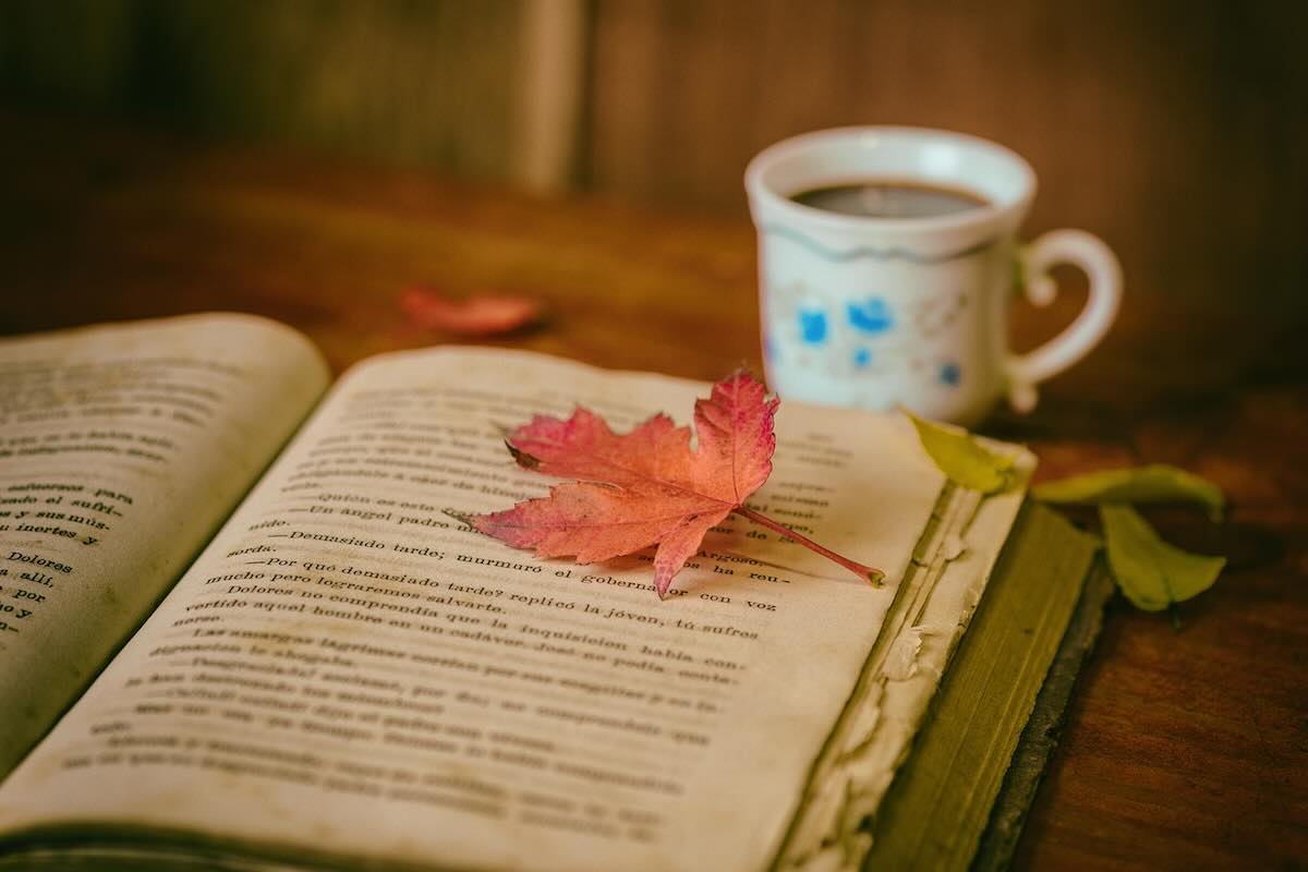 Libro e tazza di caffè