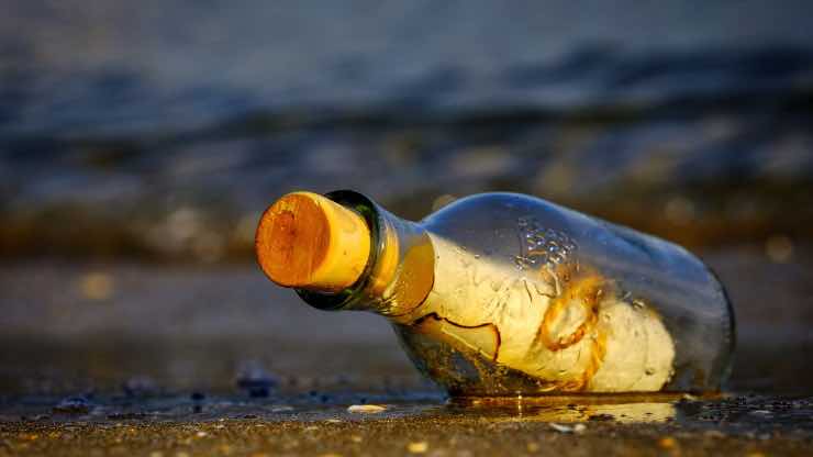 Messaggio in bottiglia in spiaggia