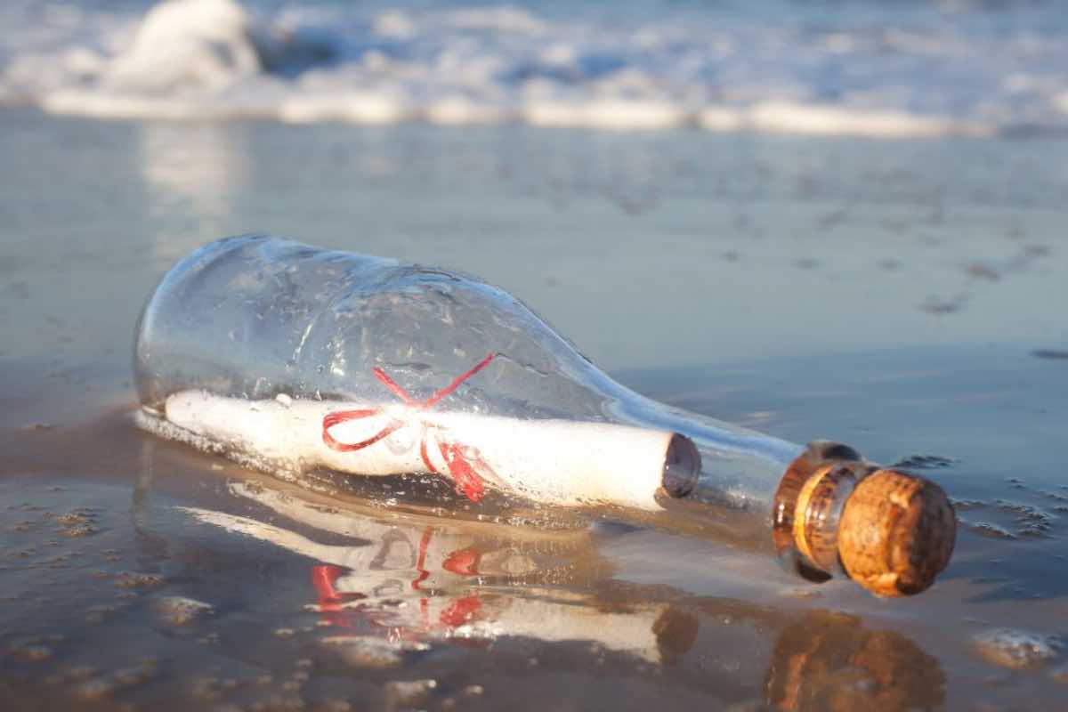 Messaggio in bottiglia su una spiaggi italiana