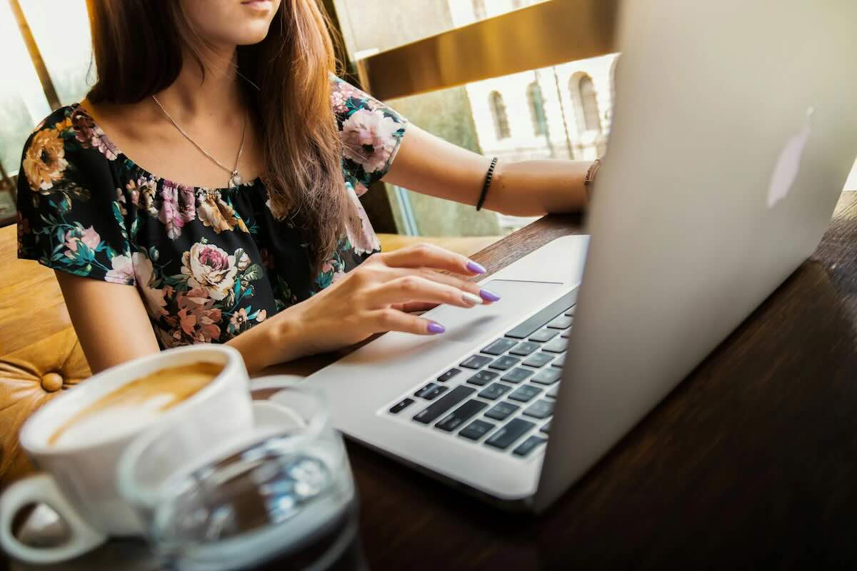 Nomade digitale in un cafè