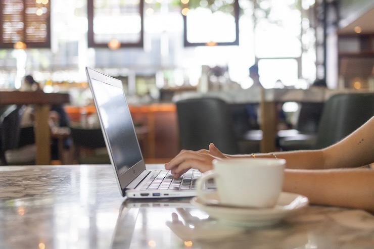 Nomade digitale in un cafè