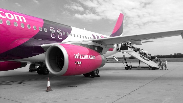 Passeggeri che salgono sul volo WIzzAir