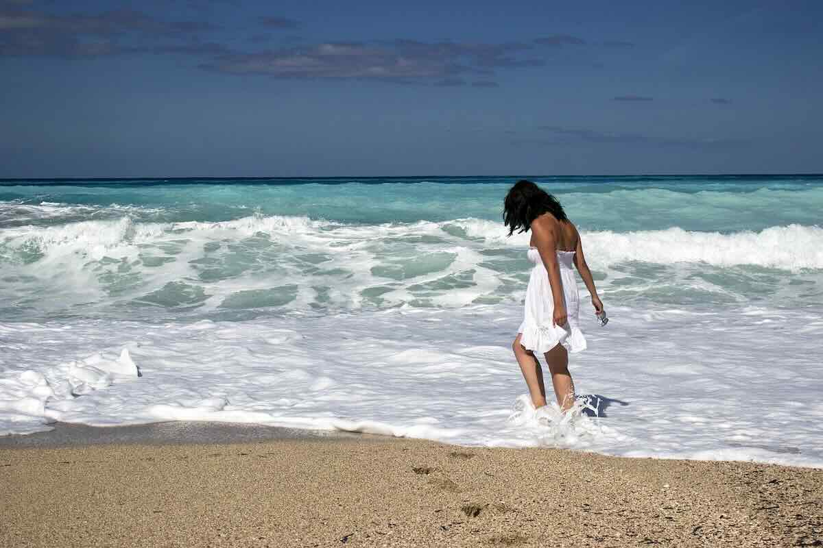 Ragazza al mare