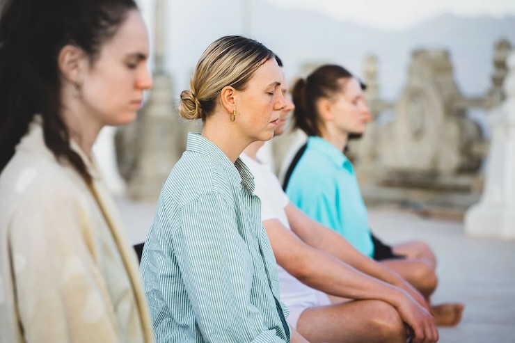 Ragazze che praticano la mindfullness