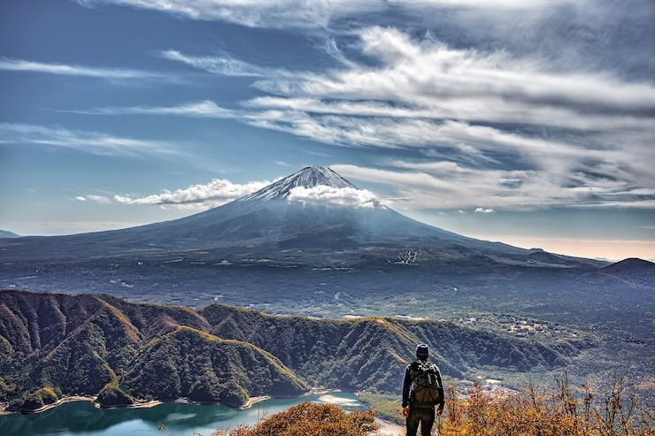 Ragazzo che fa trekking