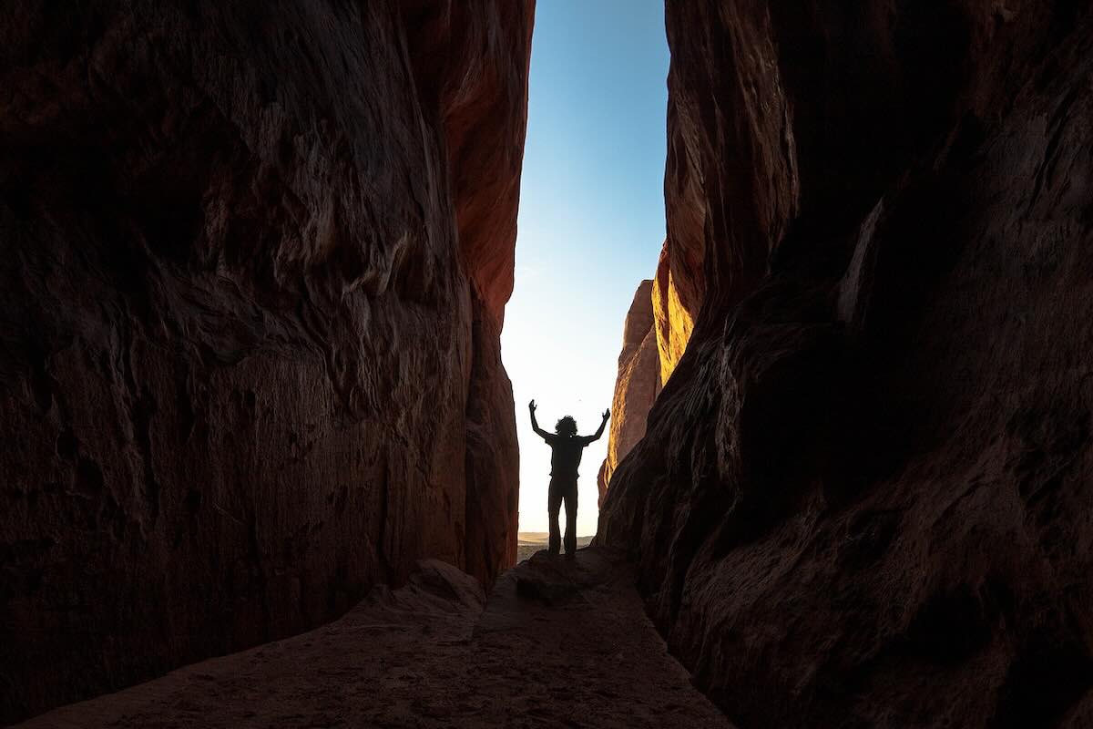 Ragazzo in un canyon