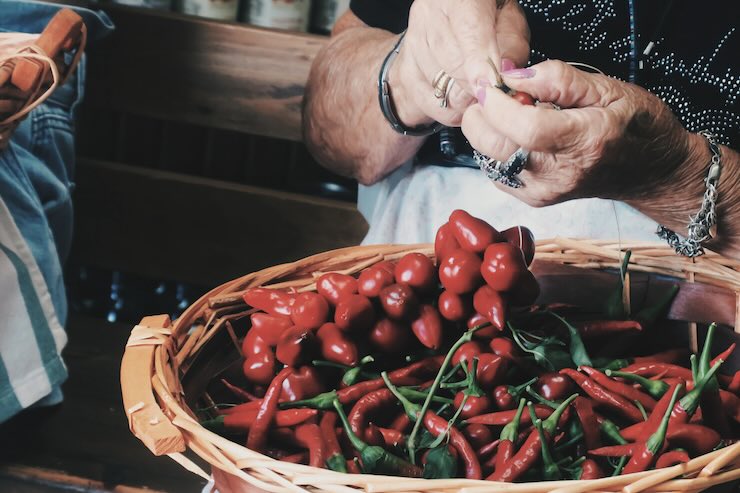 Signora che pulisce i peperoncini calabresi