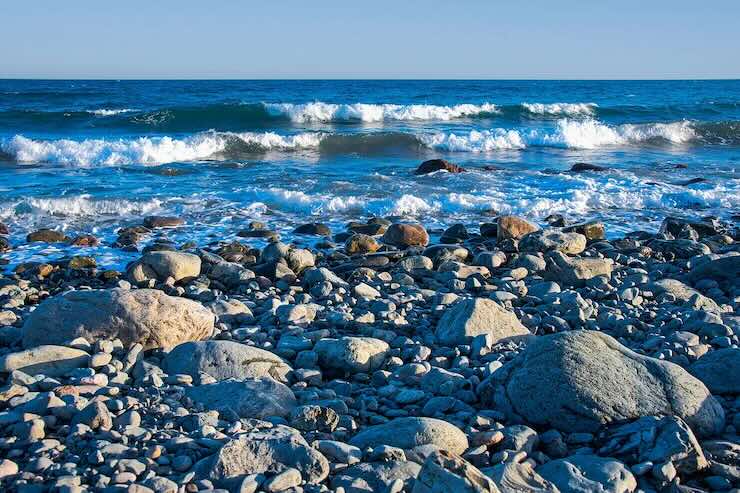 Spiaggia con i sassi