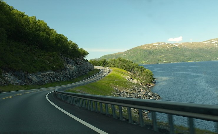 Strada norvegese tra i fiordi in primavera