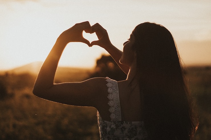 ragazza che fa un cuore con le mani