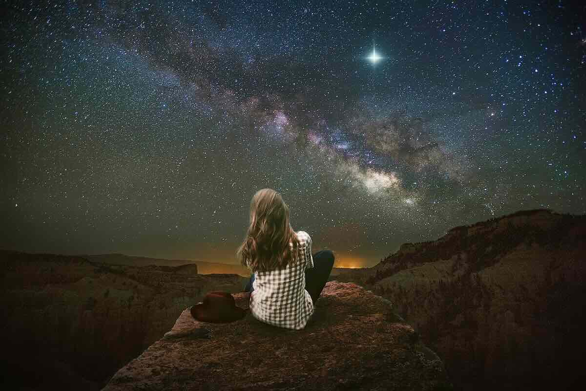 ragazza che guarda le stelle