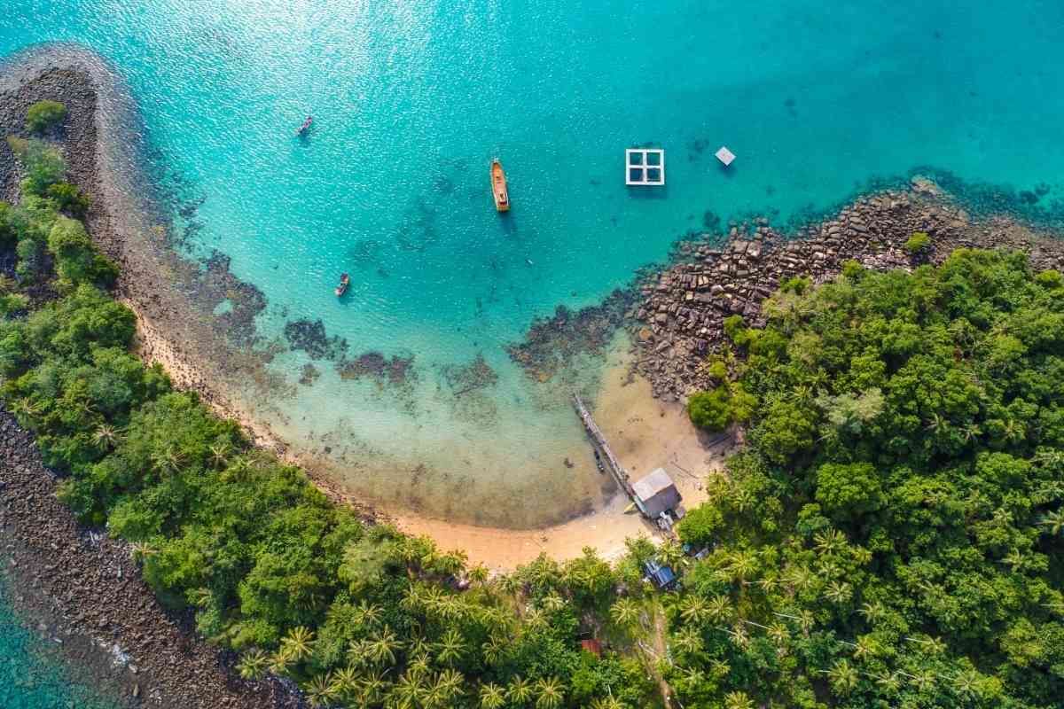 Panoramica dall'alto di una spiaggia di Zanzibar